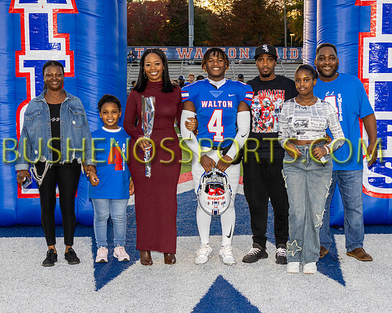 bushenosSeniors102723-8958